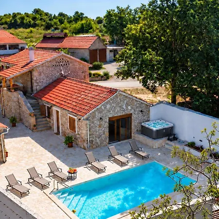 Cozy In With Private Swimming Pool, Be Inside Or Outside *